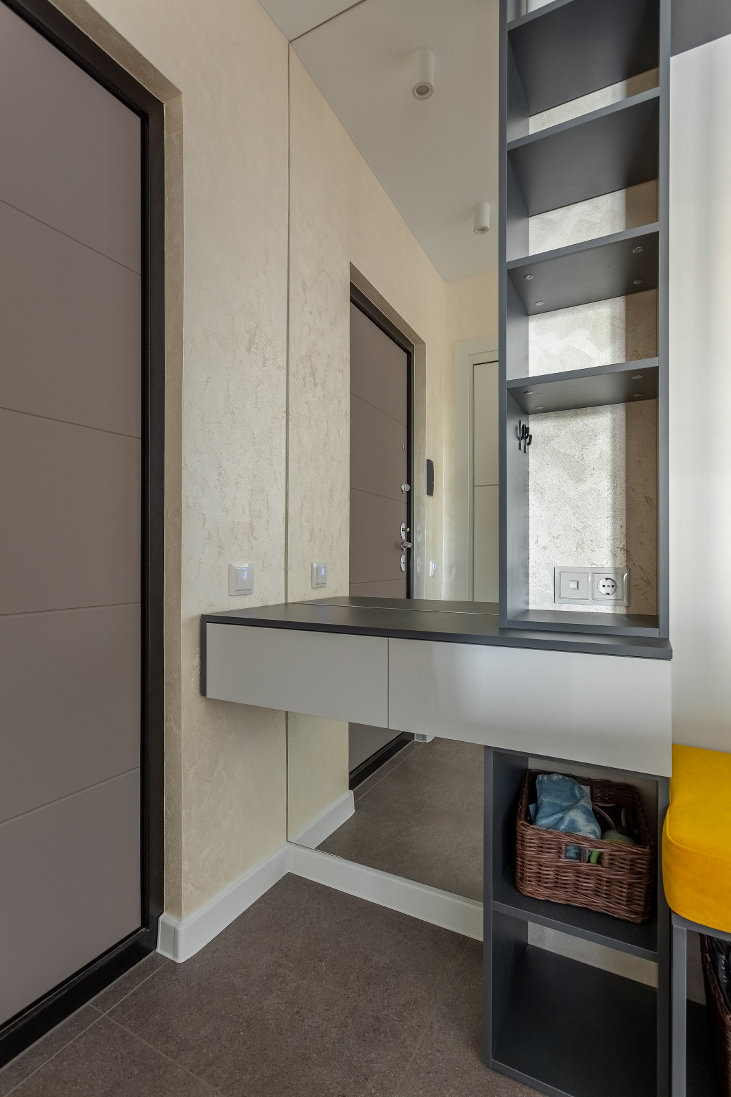 Зеркало, консоль и открытые стеллажные секции для прихожей