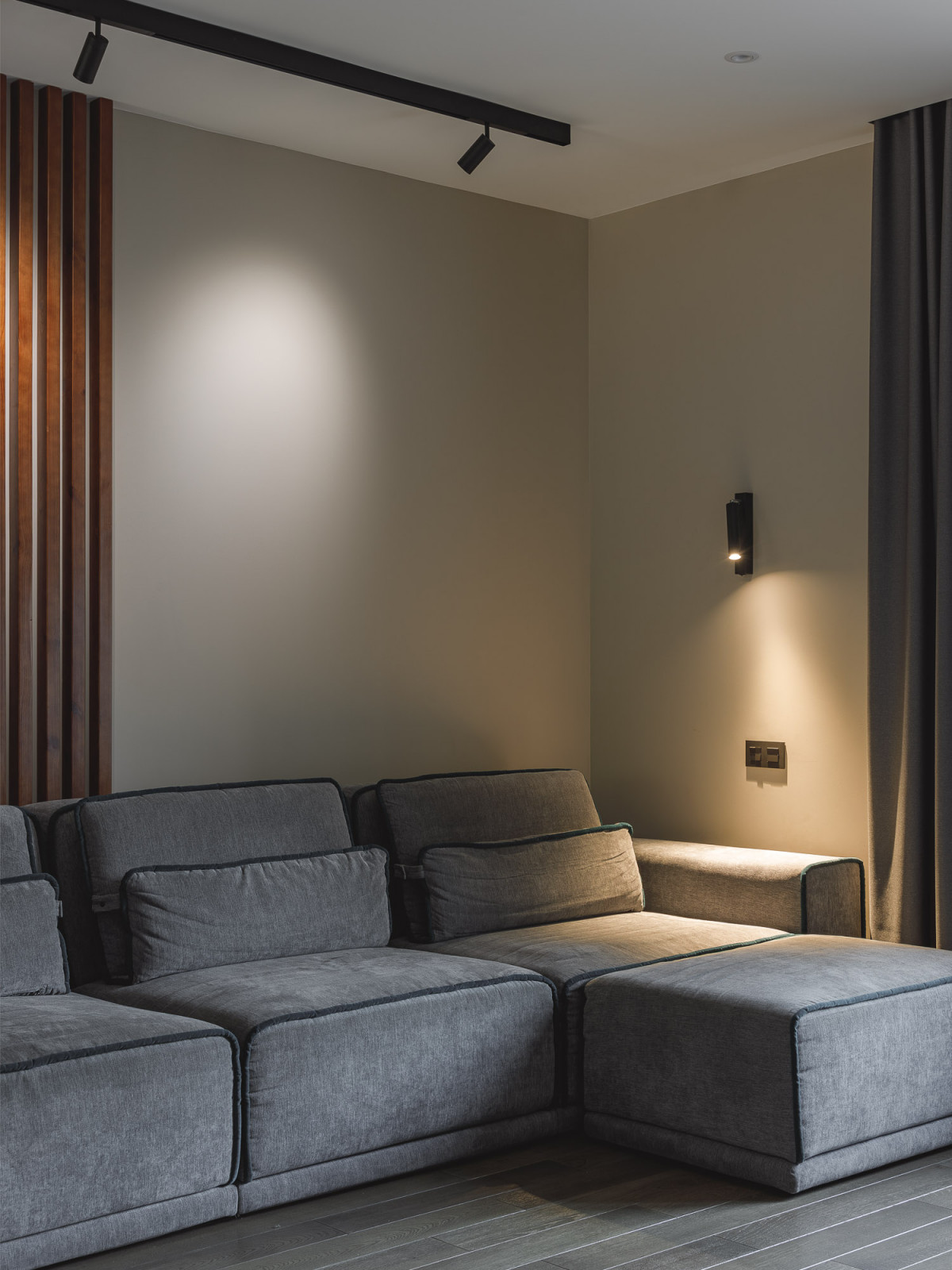 Кухня-гостиная с камином в коттедже Малая Царевщина