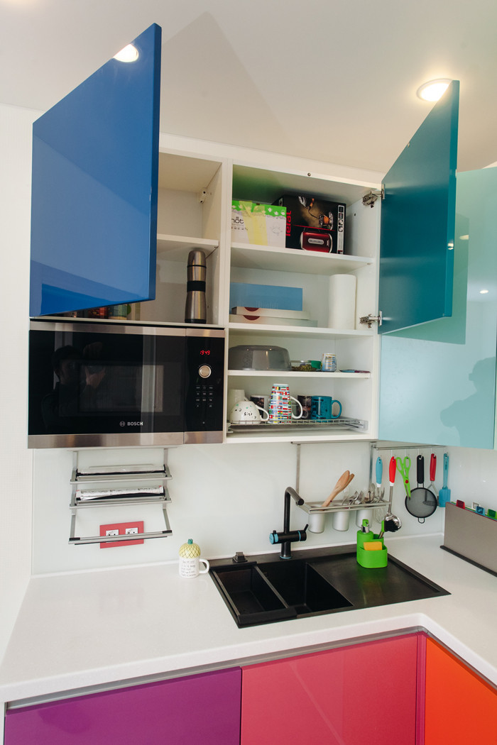 Кухня в стиле "colorful" с глянцевыми фасадами