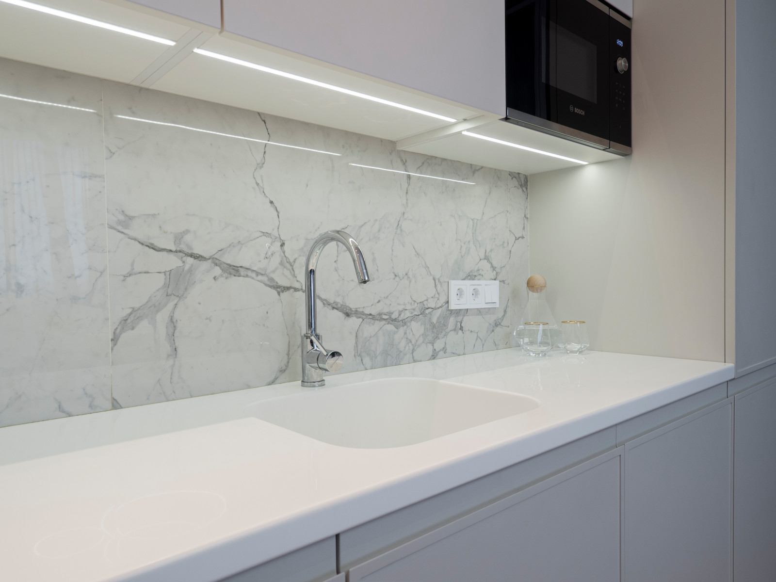 Белая кухня в стиле минимализм