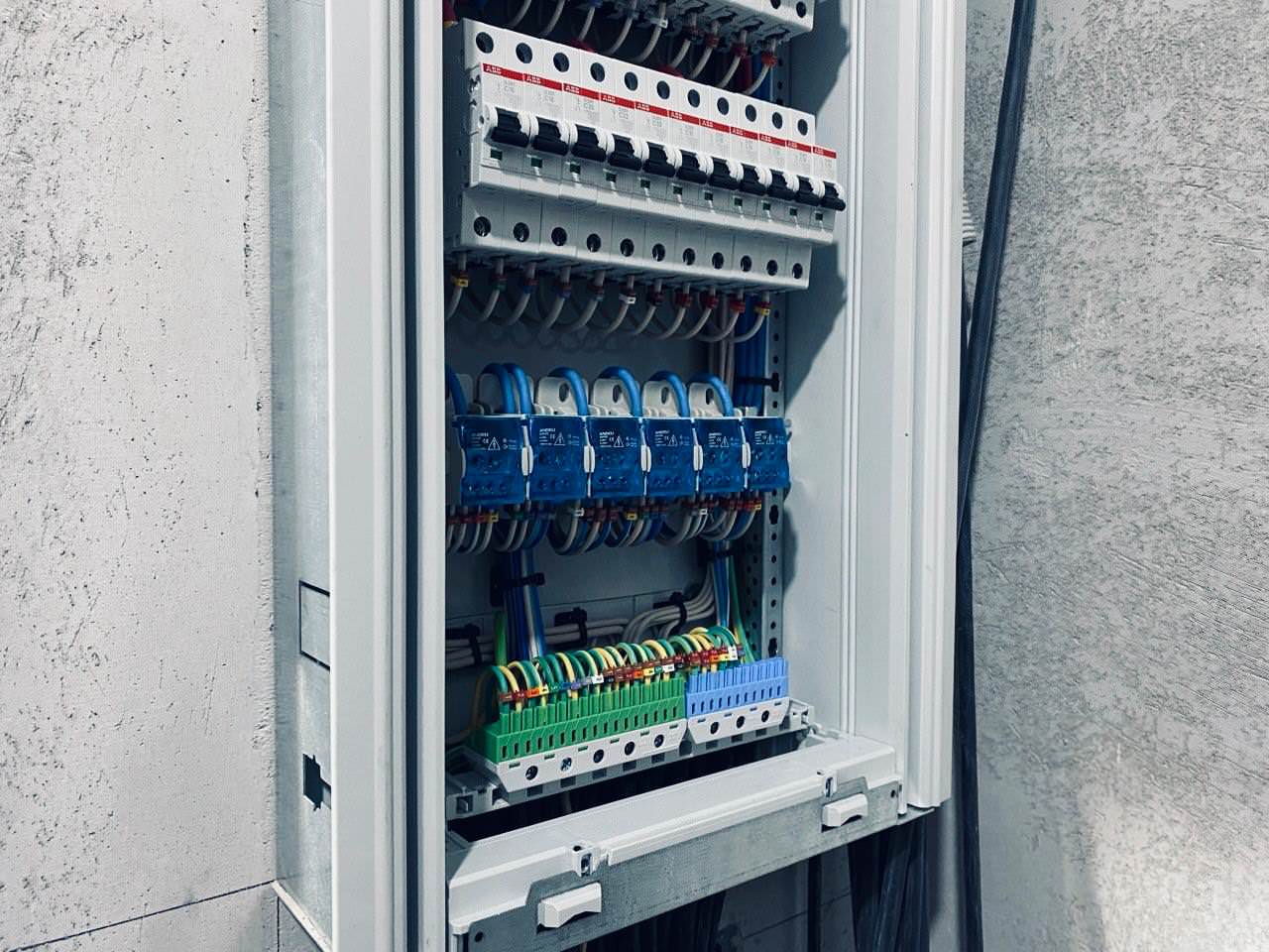 Обложка проекта: ЖК EVER электромонтаж в 2-х комнатной квартире 68m2