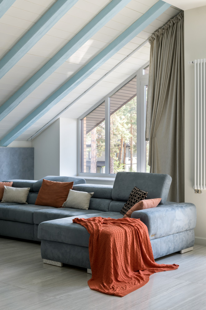 Яркая мансарда в загородном доме