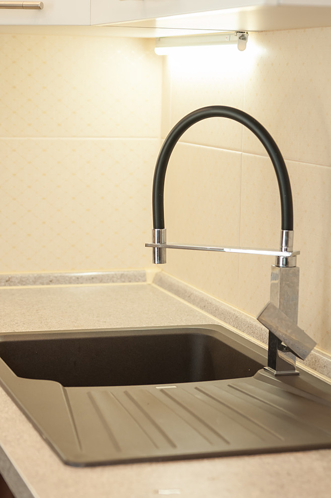 Кухня в бело-шоколадных тонах