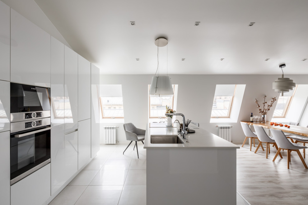 Белая мансардная квартира в историческом центре Петербурга