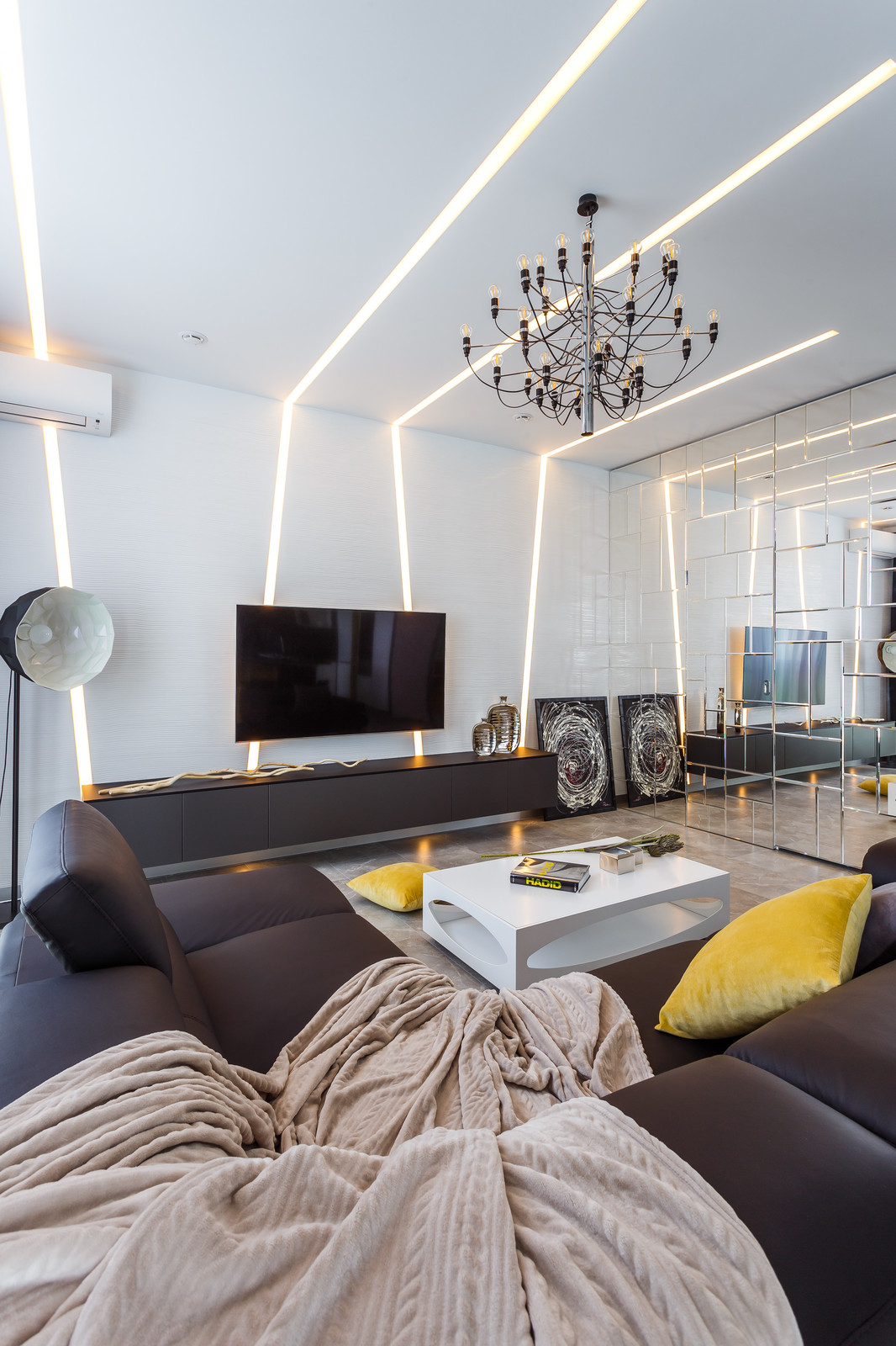 Фото гостиной реализованного проекта квартиры ЖК "Адмирал".