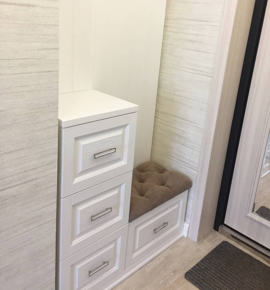 Малогабаритная белая прихожая