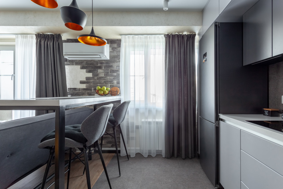 Барная стойка выполнена на металлическом основании