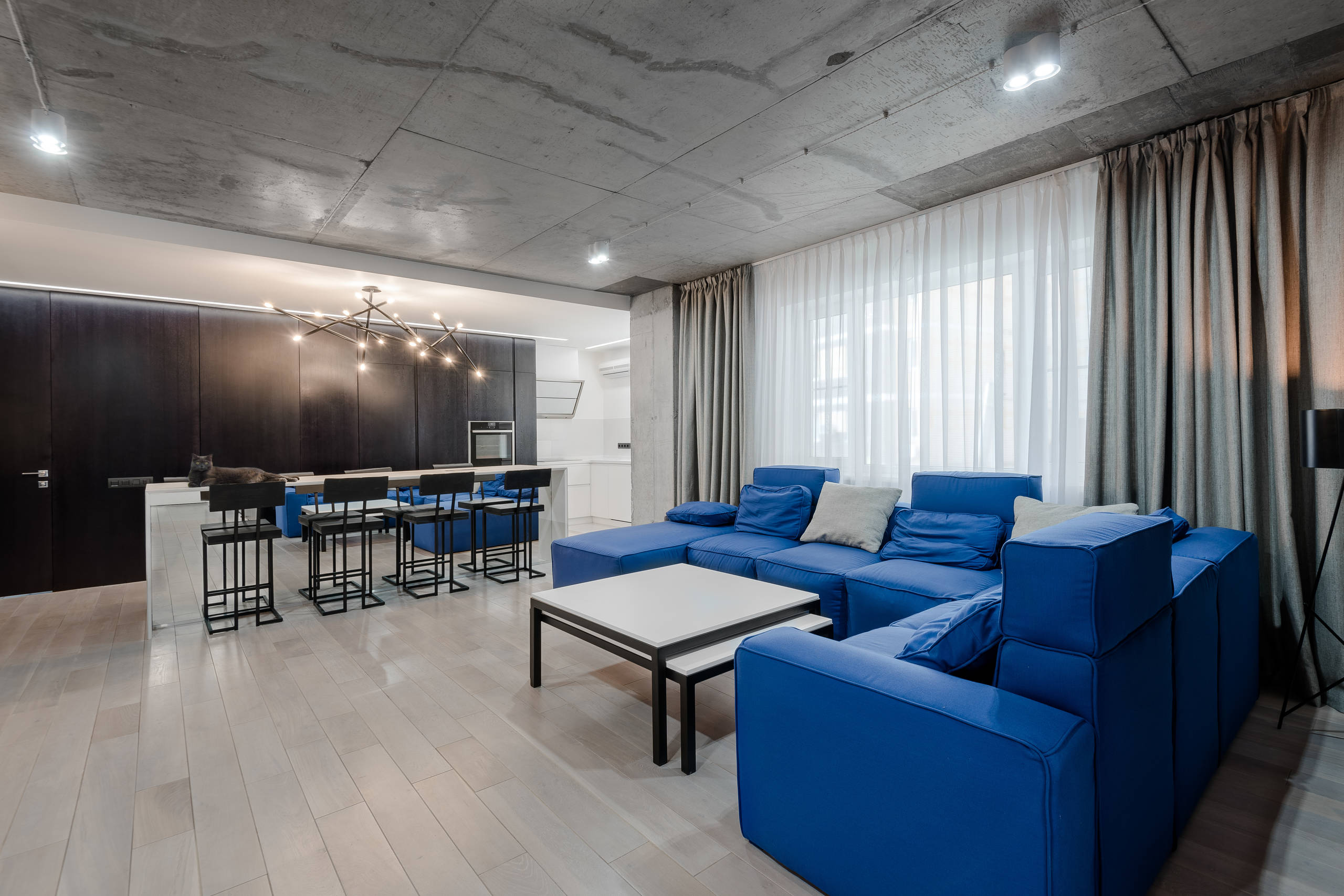 Houzz тур: Лофт с бетонным потолком в Ростове-на-Дону