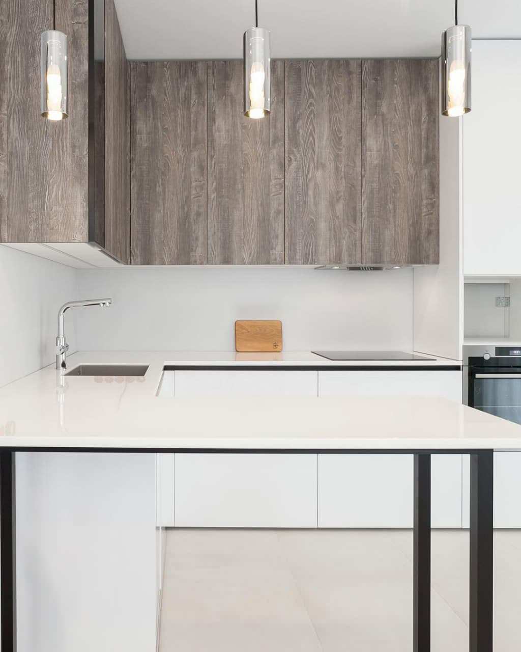 Обложка проекта: Современная серо-белая кухня в высокими шкафами и барной стойкой