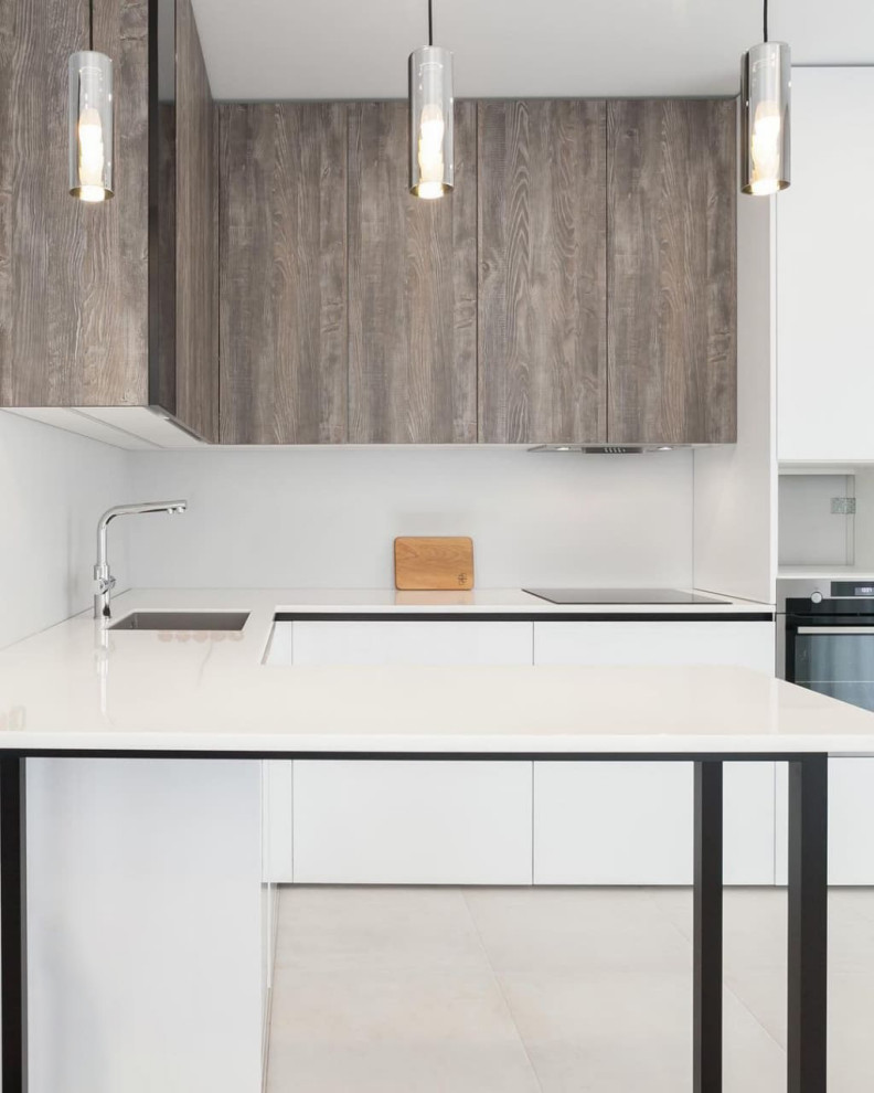 Современная серо-белая кухня в высокими шкафами и барной стойкой