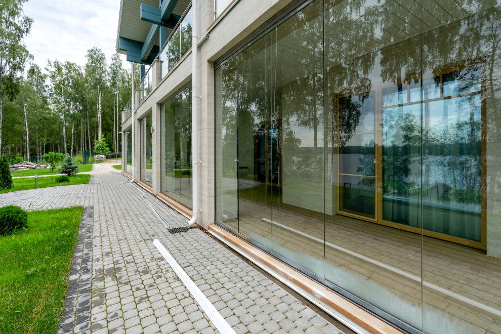 Современный коттедж на активном рельефе из комбинированных материалов