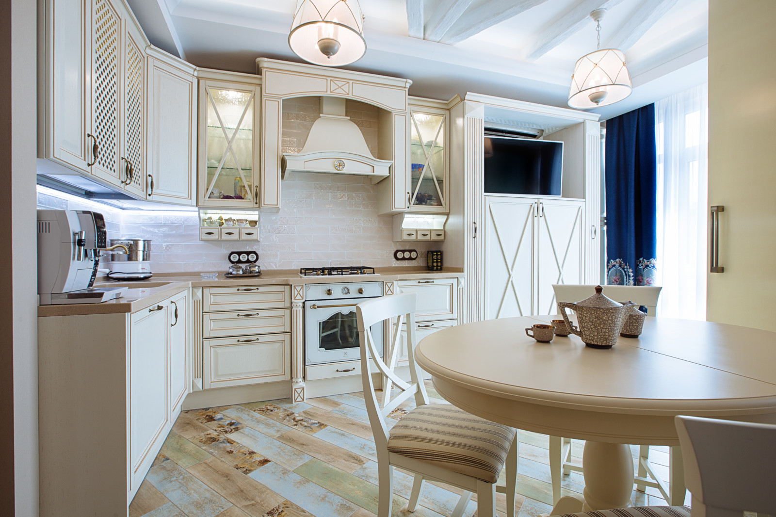 Современная интерпретация стиля "Шебби-шик" в двухкомнатной квартире на мансарде