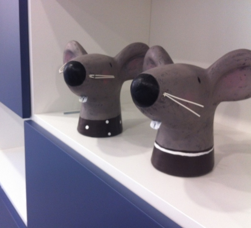 Детская для школьника с видом на питерские крыши.