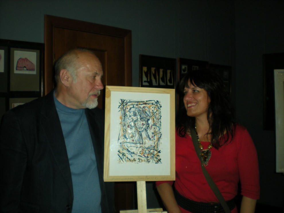 На фоне картин Лики Волчек