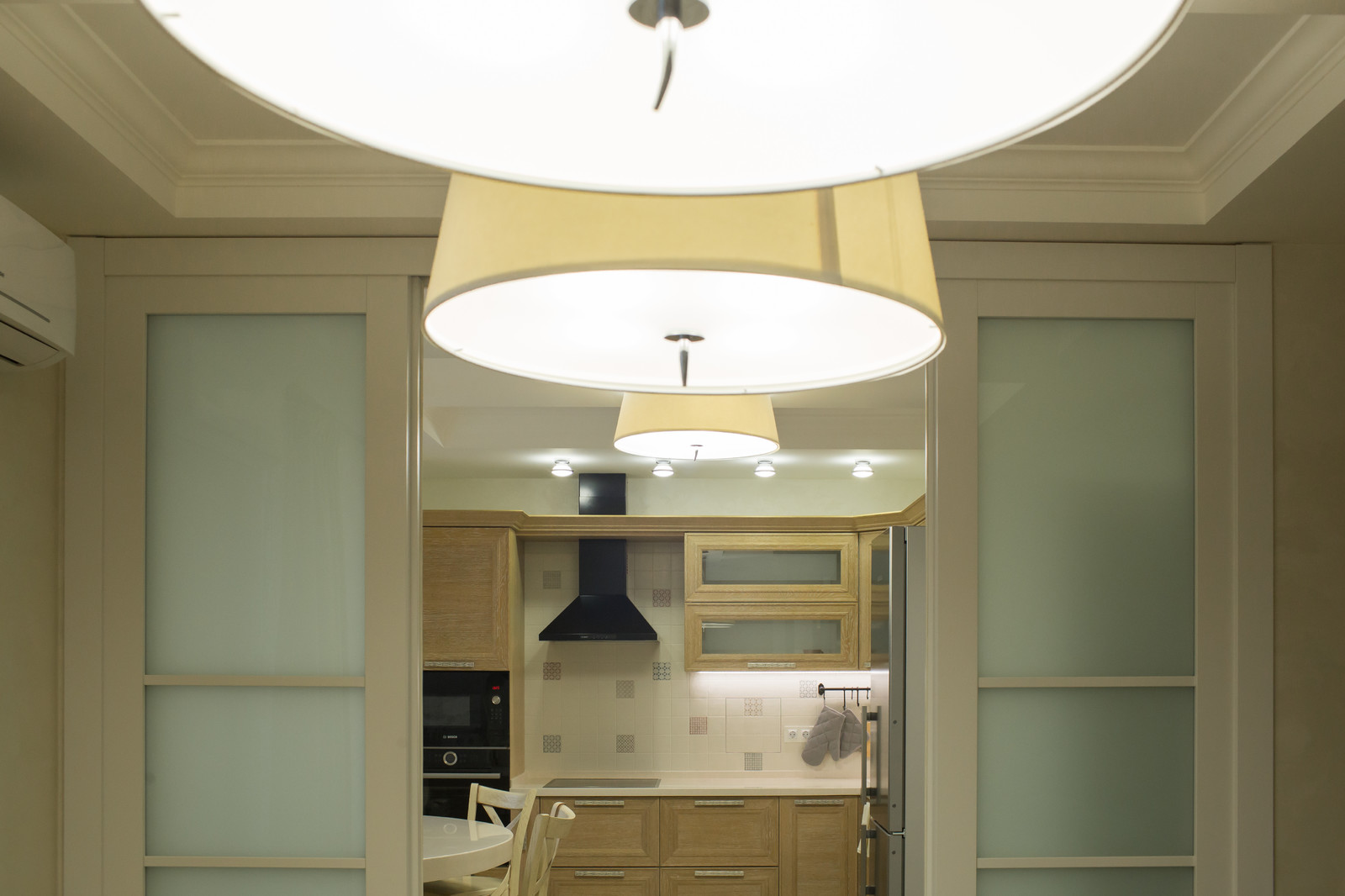 Городская кухня с лесным пейзажем