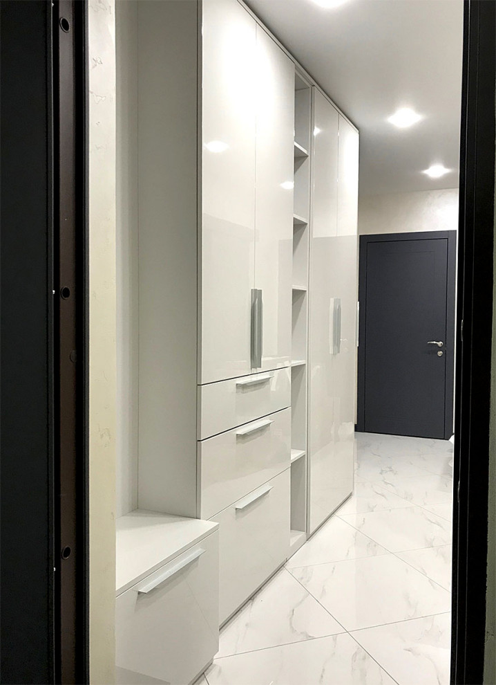 Глянцевый шкаф для прихожей