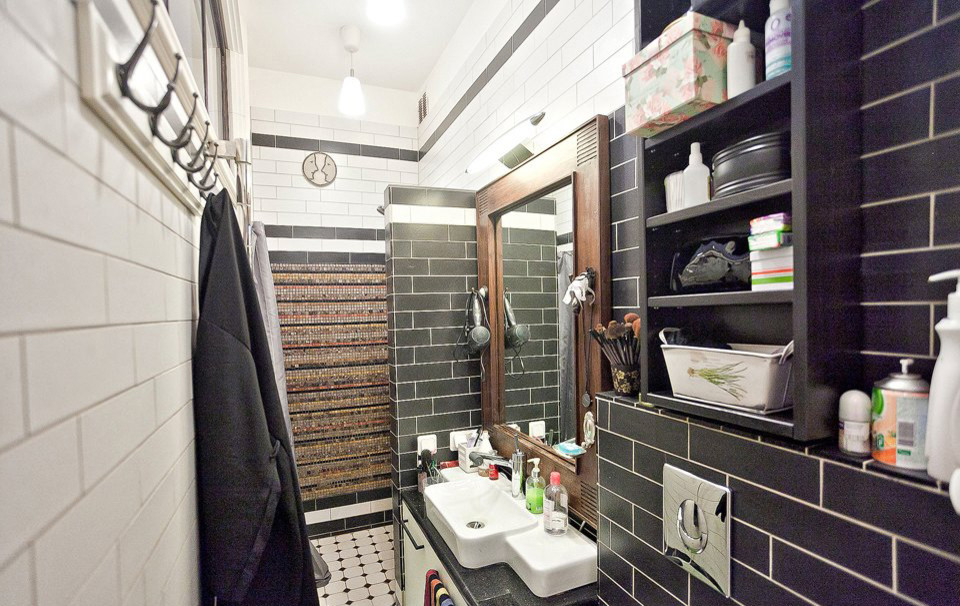 Двухъярусная квартира с кирпичной кладкой, антикварными деталями и секретным бал