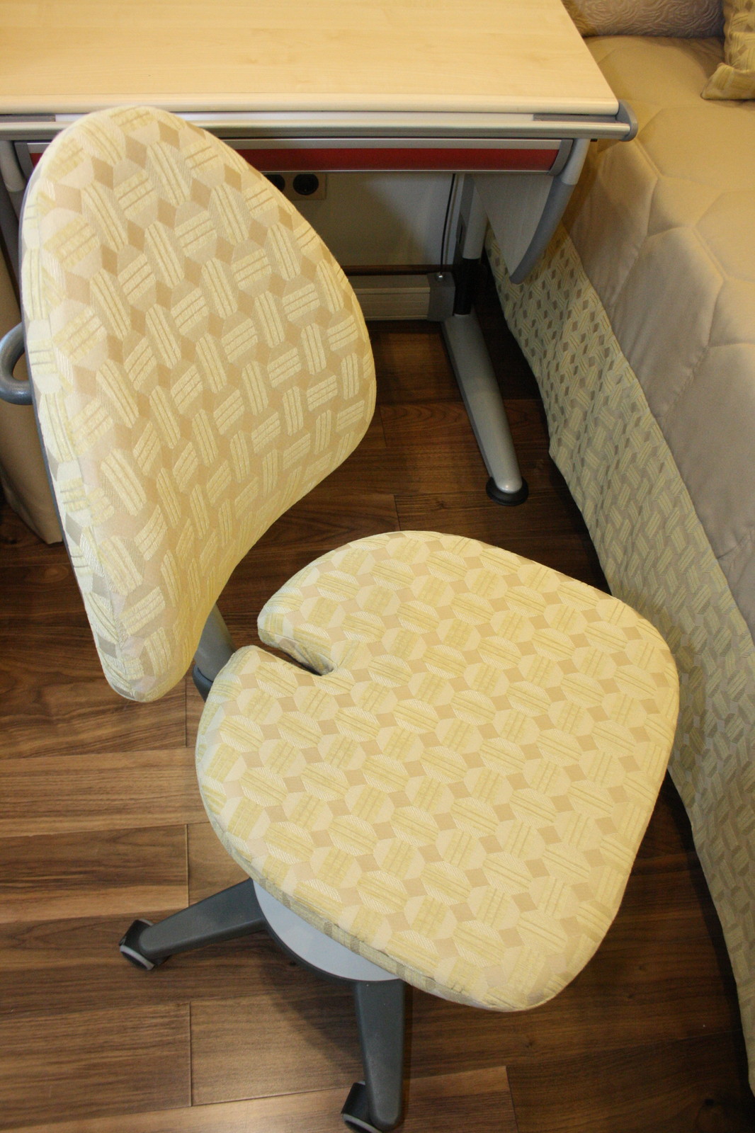 Перетяжка компьютерного стула в цвет текстиля