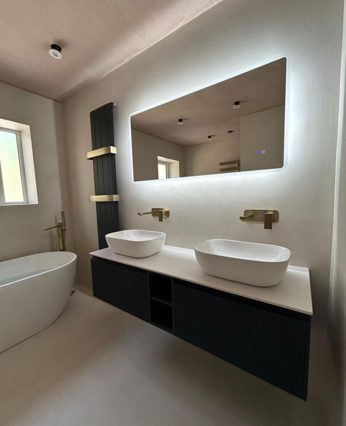 Современная ванная комната с покрытием из микроцемента