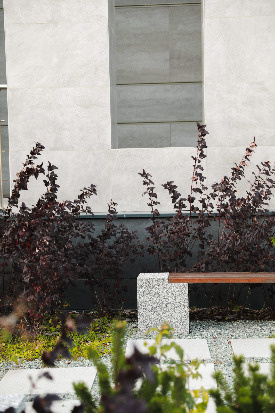 Оформление территории у офисного здания