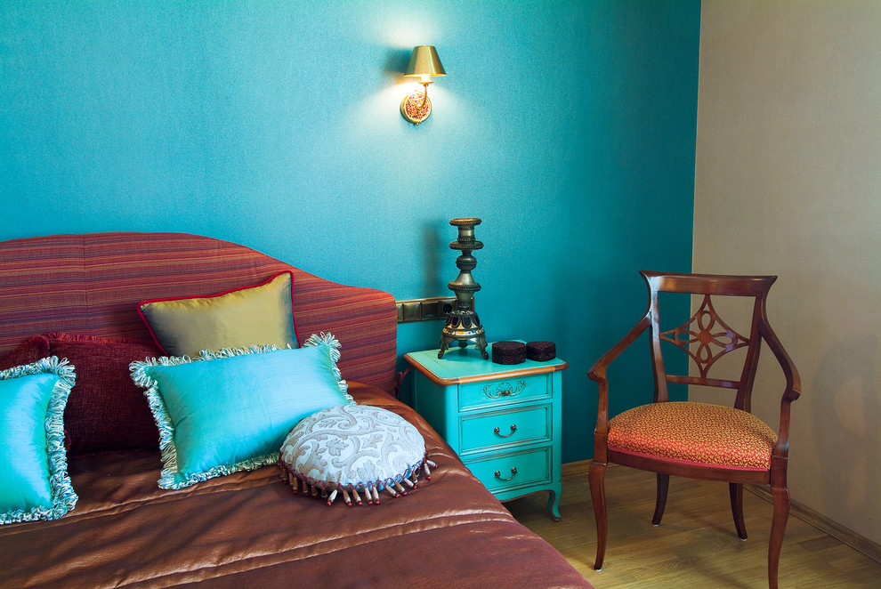 Спальня бирюзово-красном цвете