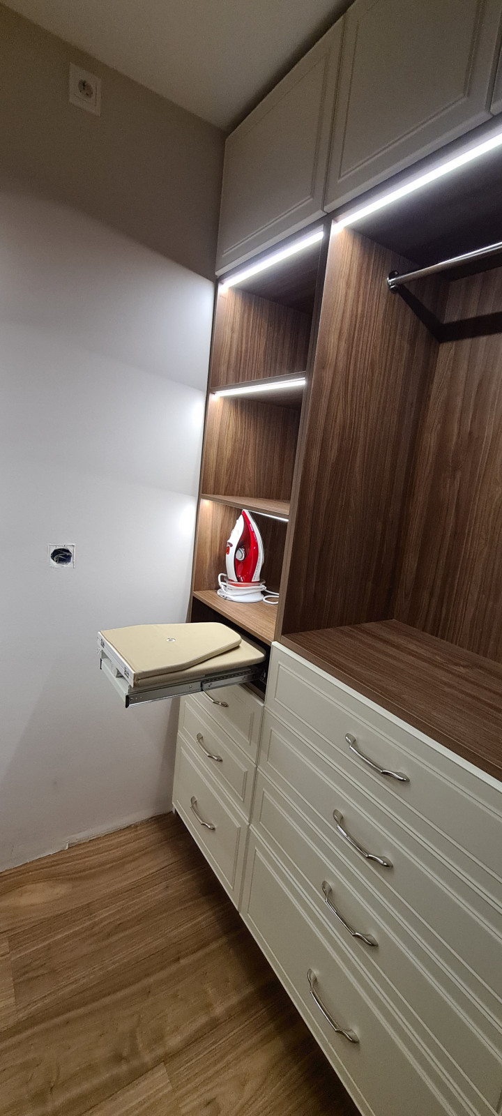 Гардеробная с гладильной доской