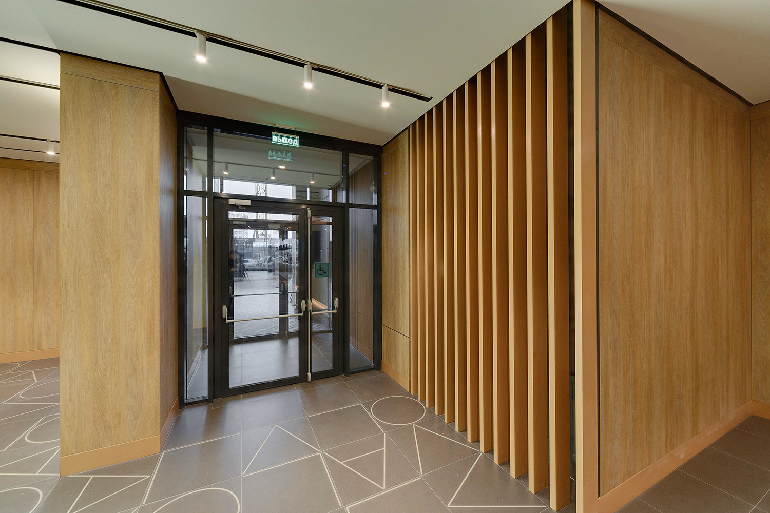 Отделка стеновыми панелями HPL-  стены, реечная перегородка