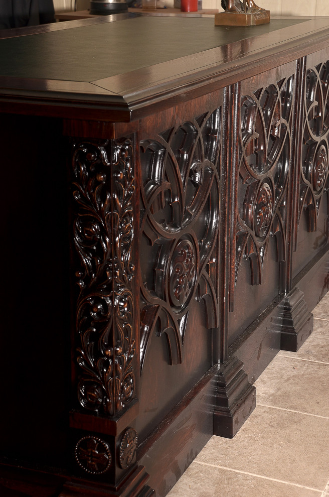 Офисный стол, в готическом стиле