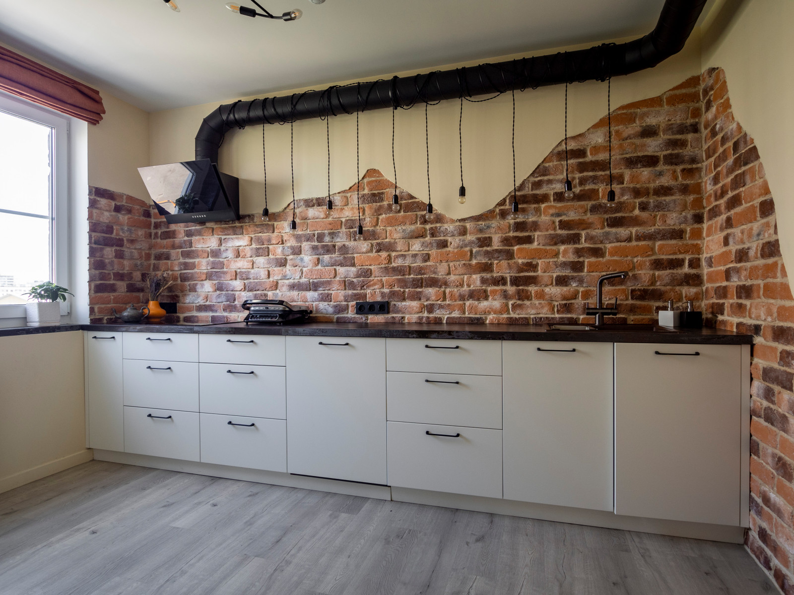 Обложка проекта: Кухня в стиле неоклассика без верхних модулей