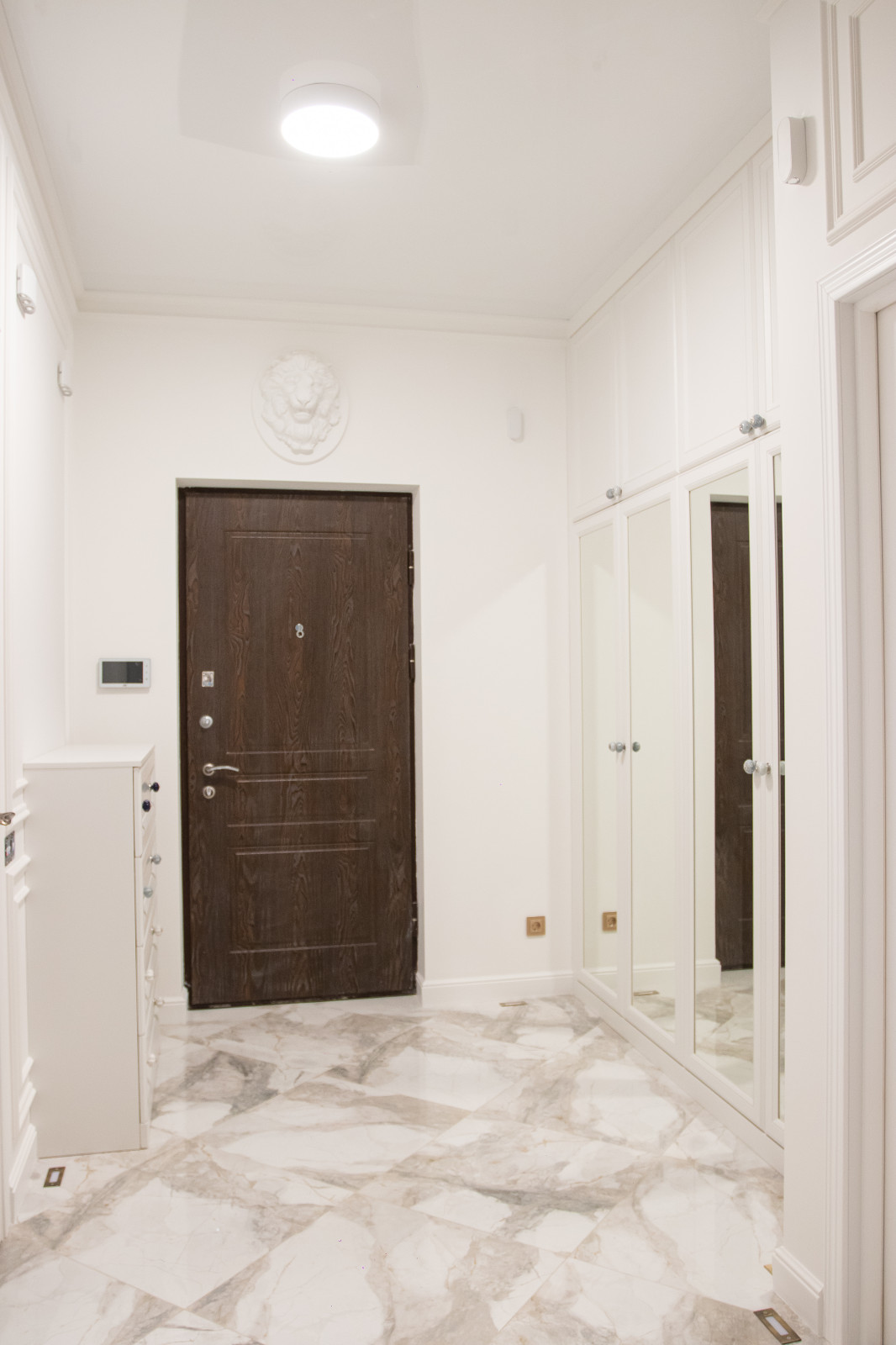 Прихожая в современной классике