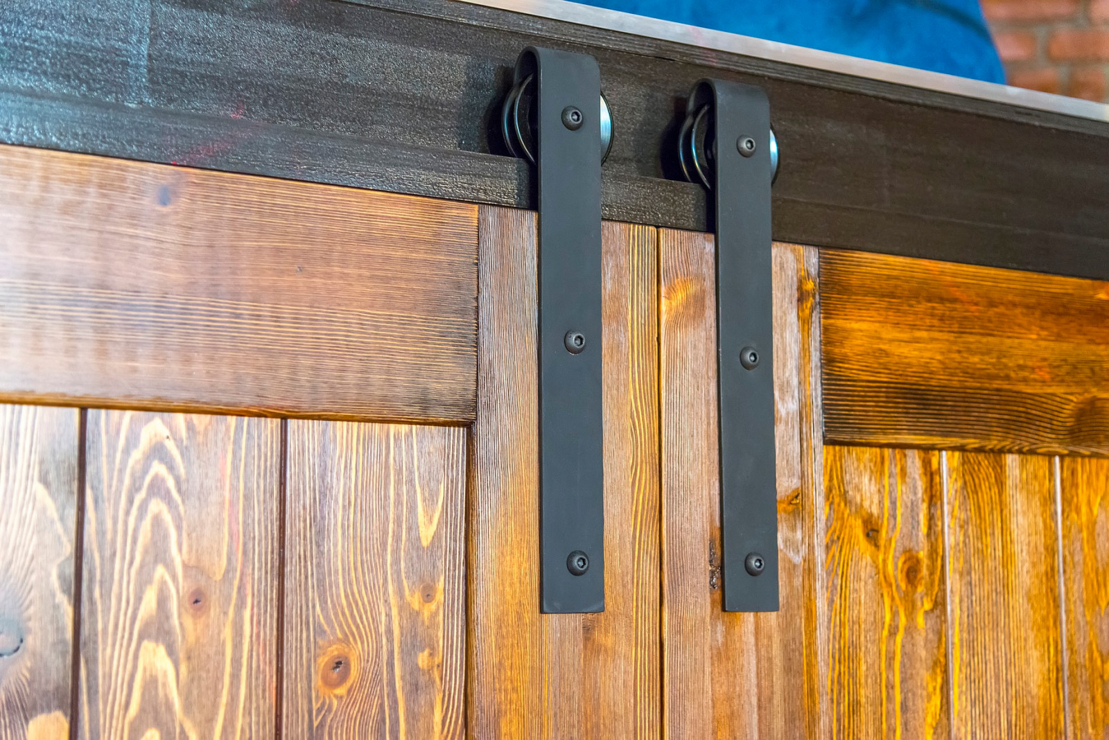 Амбарный механизм раздвижных дверей