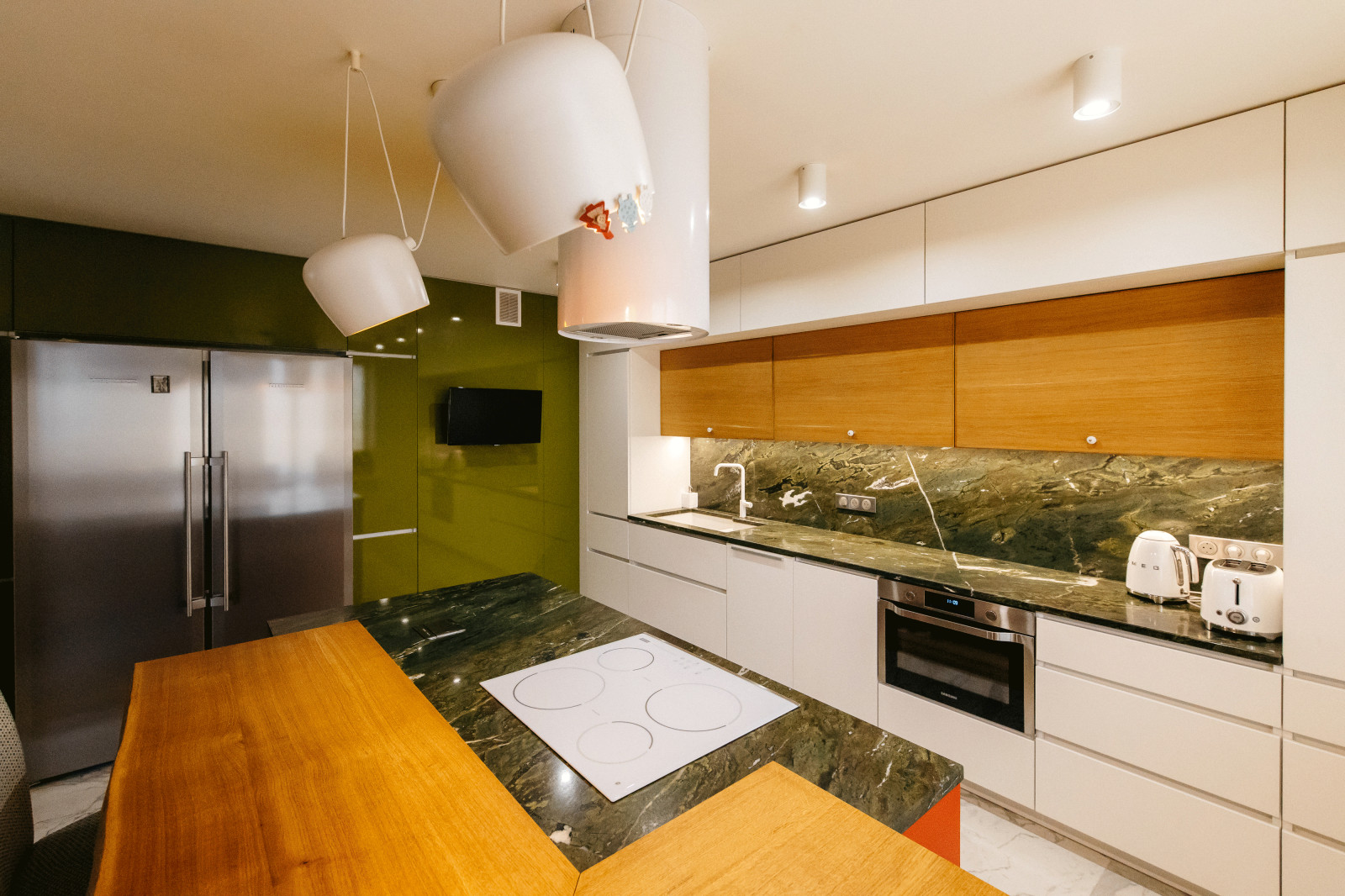 Каркас и фасады кухонного острова из крашеного МДФ