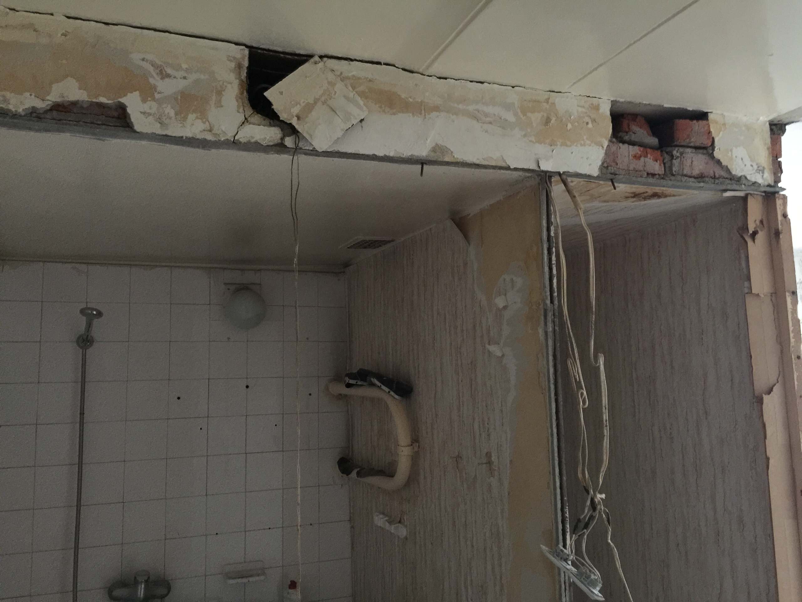 Сантехкабина: Что делать, снести или оставить?