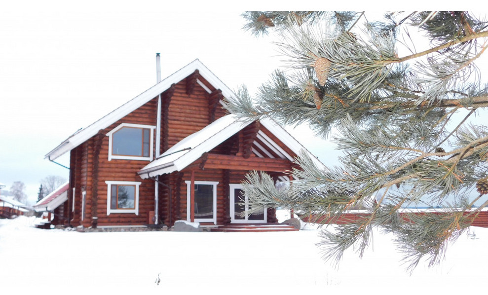 Дом в стиле шале из оцилиндрованного бревна 280 мм