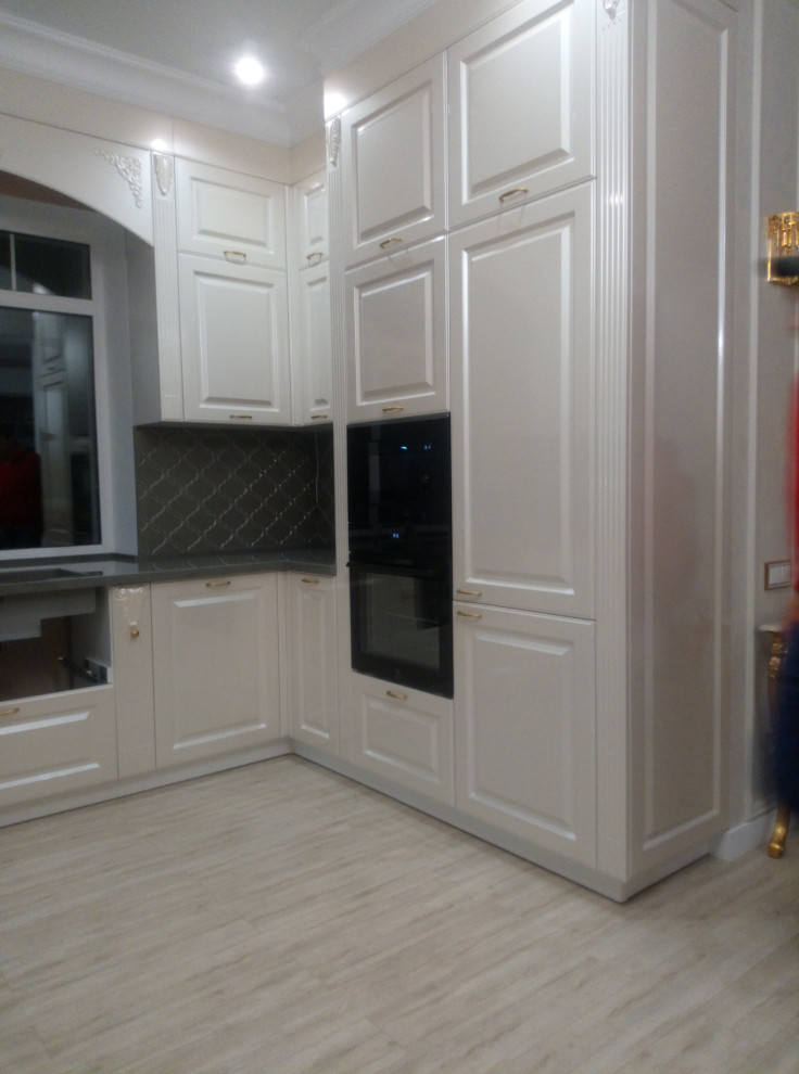 Кухня и гостиная с витринами