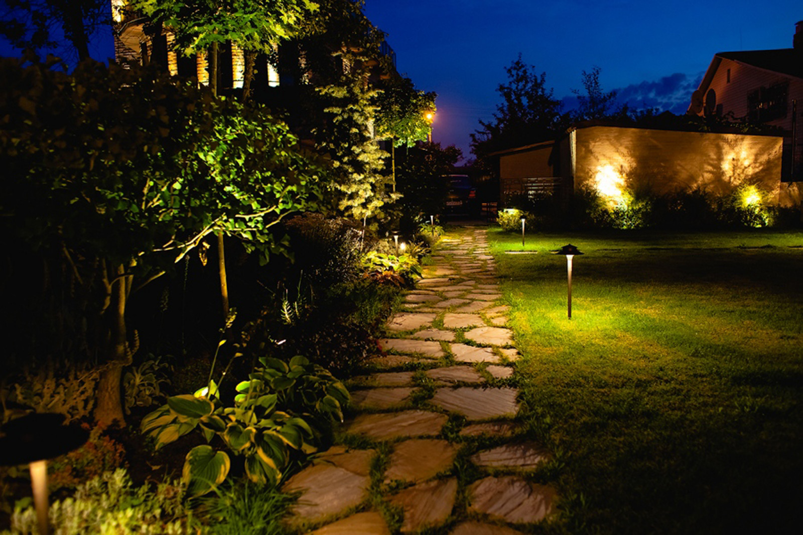 Подсветка дорожки и ландшафта