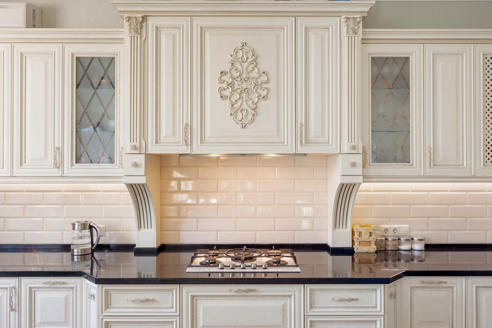 Кухня с порталом в частный дом г. Краснодар и массива ясеня