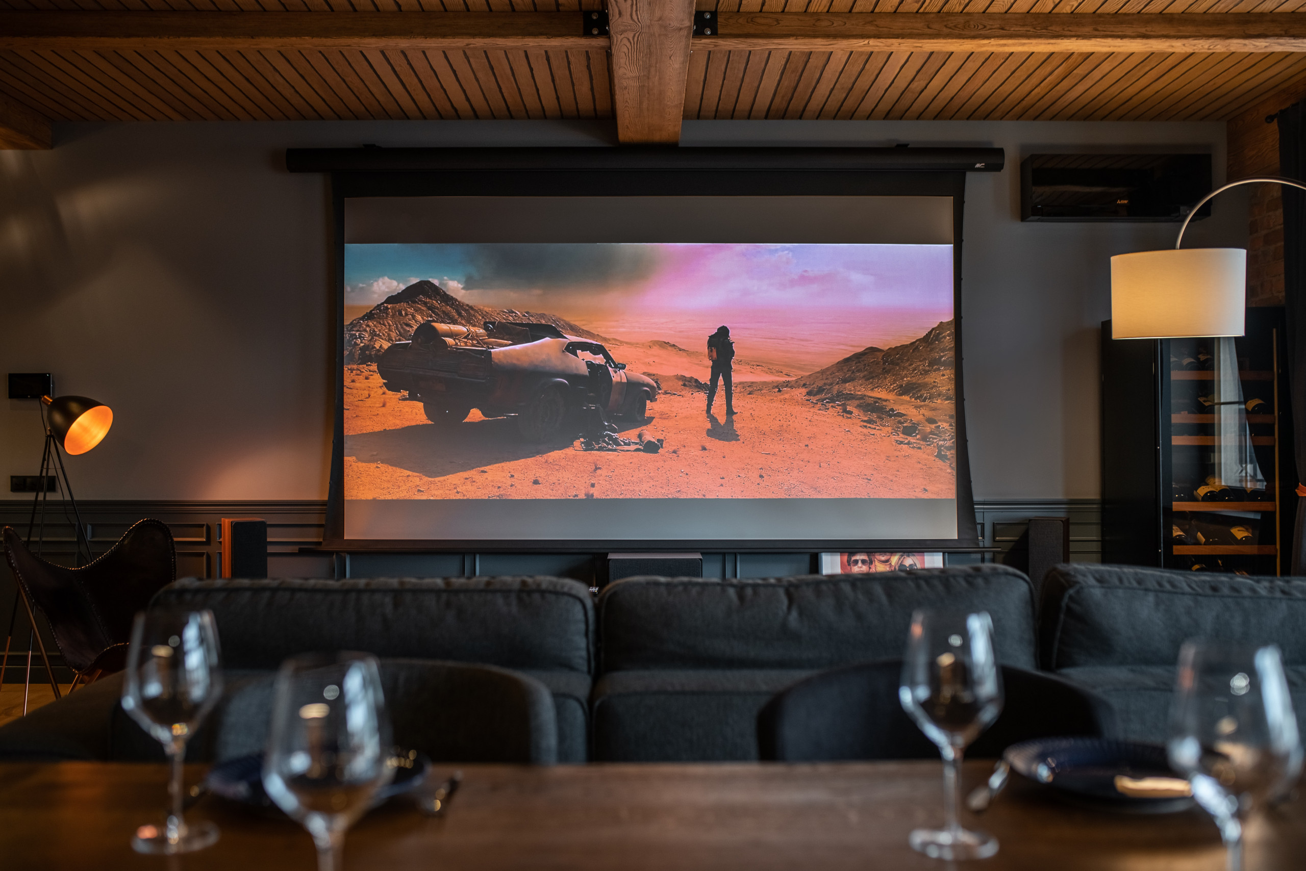 Проект недели: Кухня с «барной» атмосферой и кинотеатром