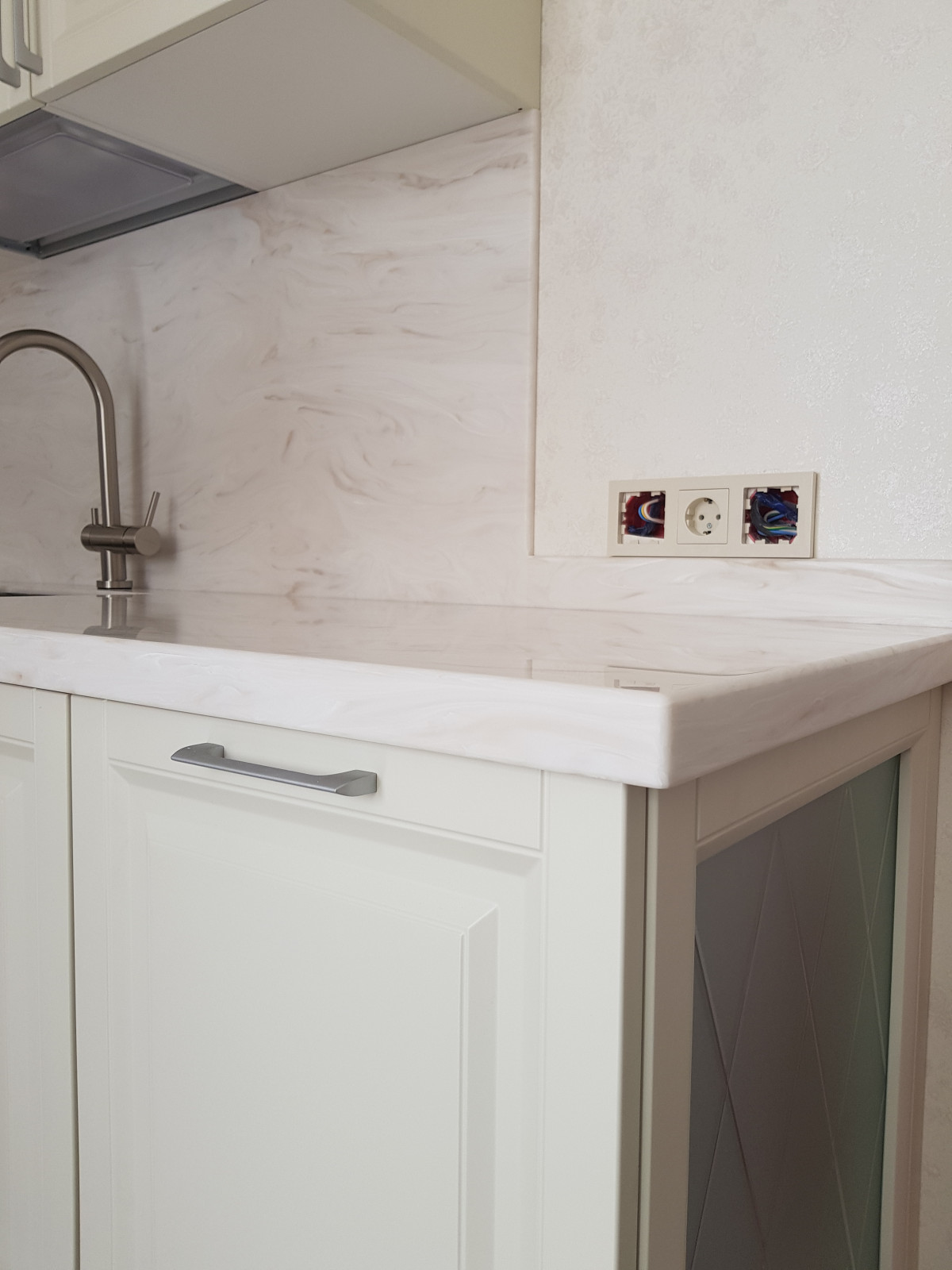 Кухонная столешница с фартуком из искусственного камня Corian Sand Storm