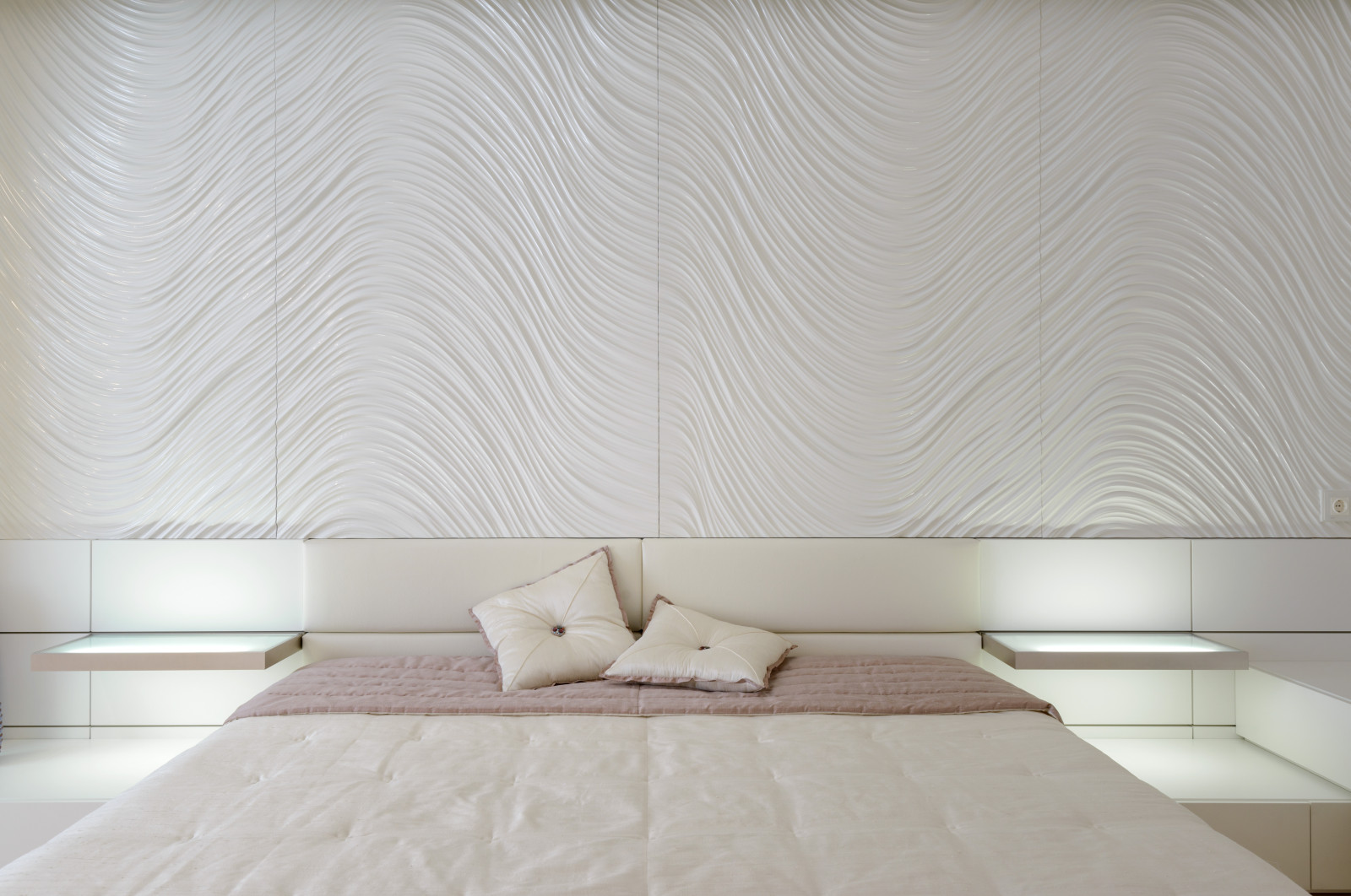 Любовь к белому цвету.