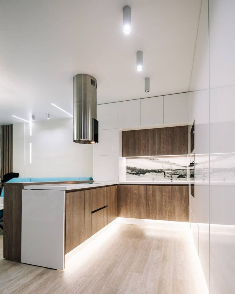 Большая белая п-образная кухня с островом, барной стойкой и витриной