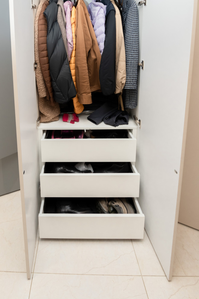 Минималистичные шкафы в прихожую