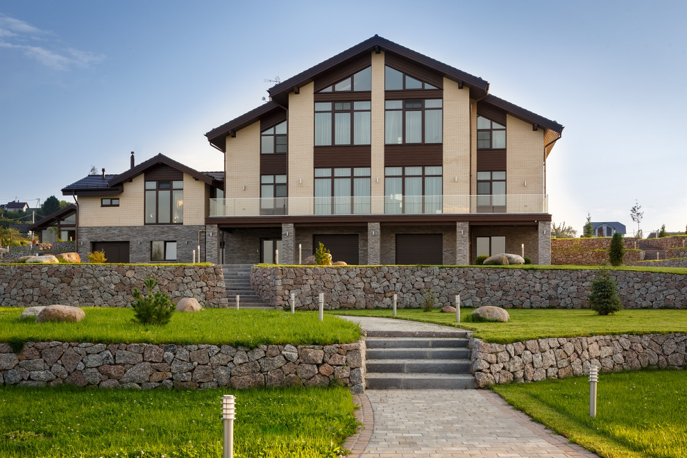 Дом на склоне