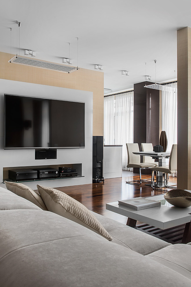 Современная квартира в Санкт-Петербурге с видом на озеро.