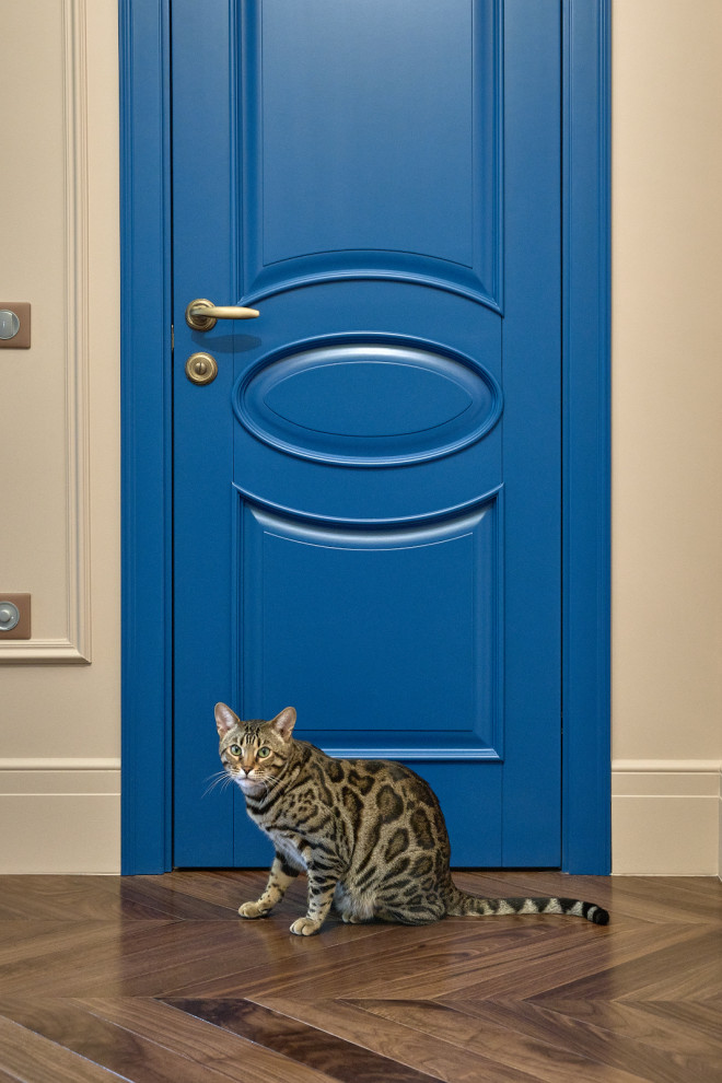 Классические двери ярко-синего цвета