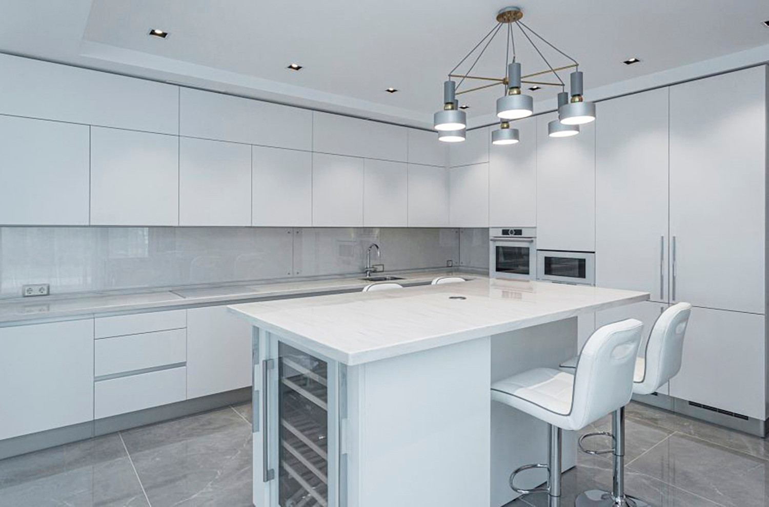 Белая кухня с белой столешницей