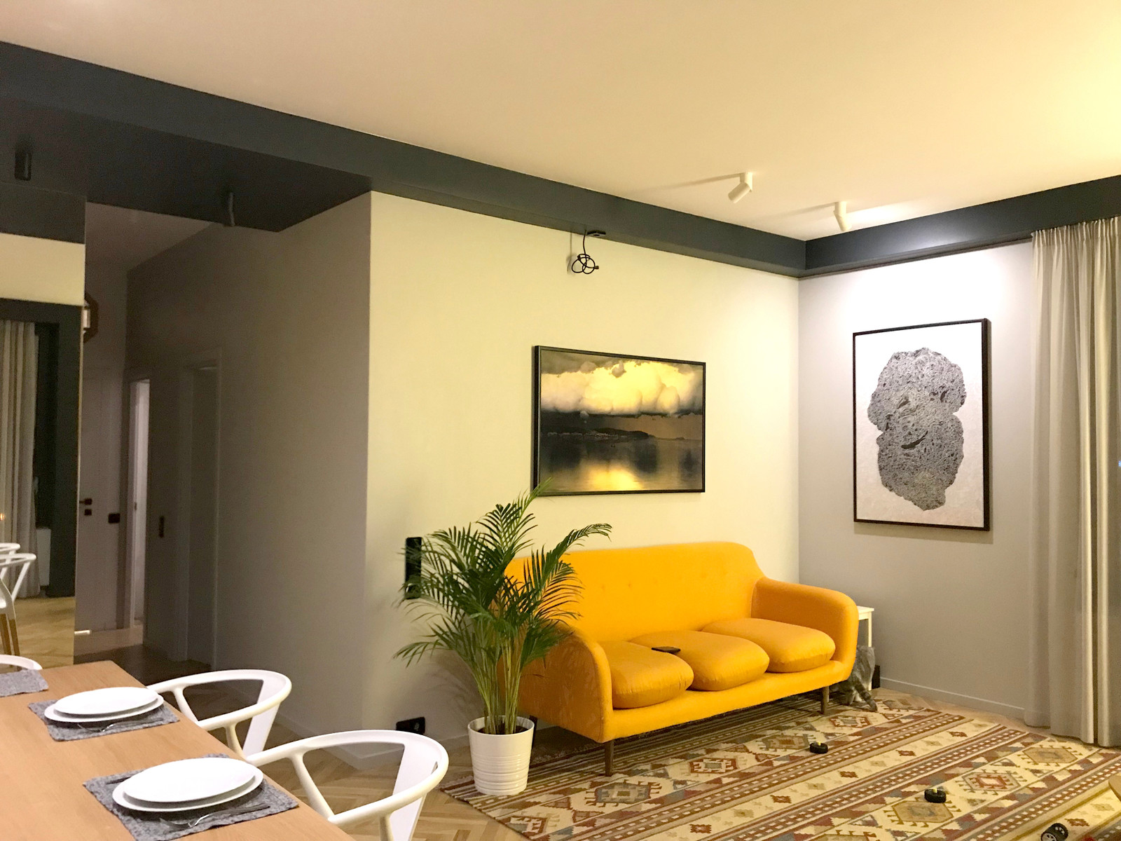 Черно-белая гамма и дуб