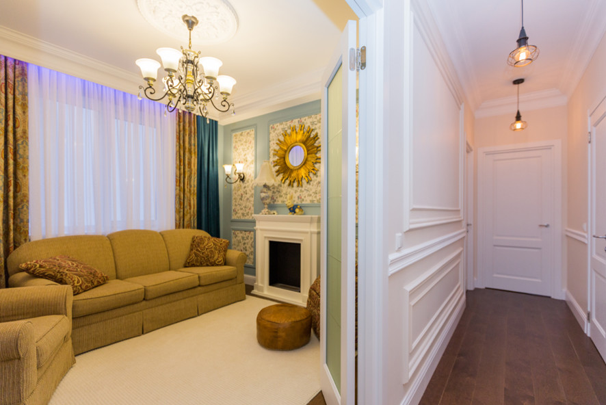 Кухня соединенная с гостиной зеркальным порталом. Реализованный проект