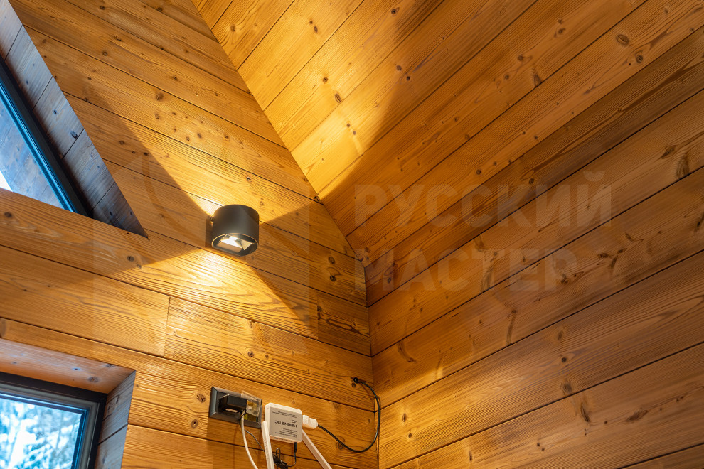 Современная баня в стиле барнхаус с отделкой из амбарной доски и доски Шале