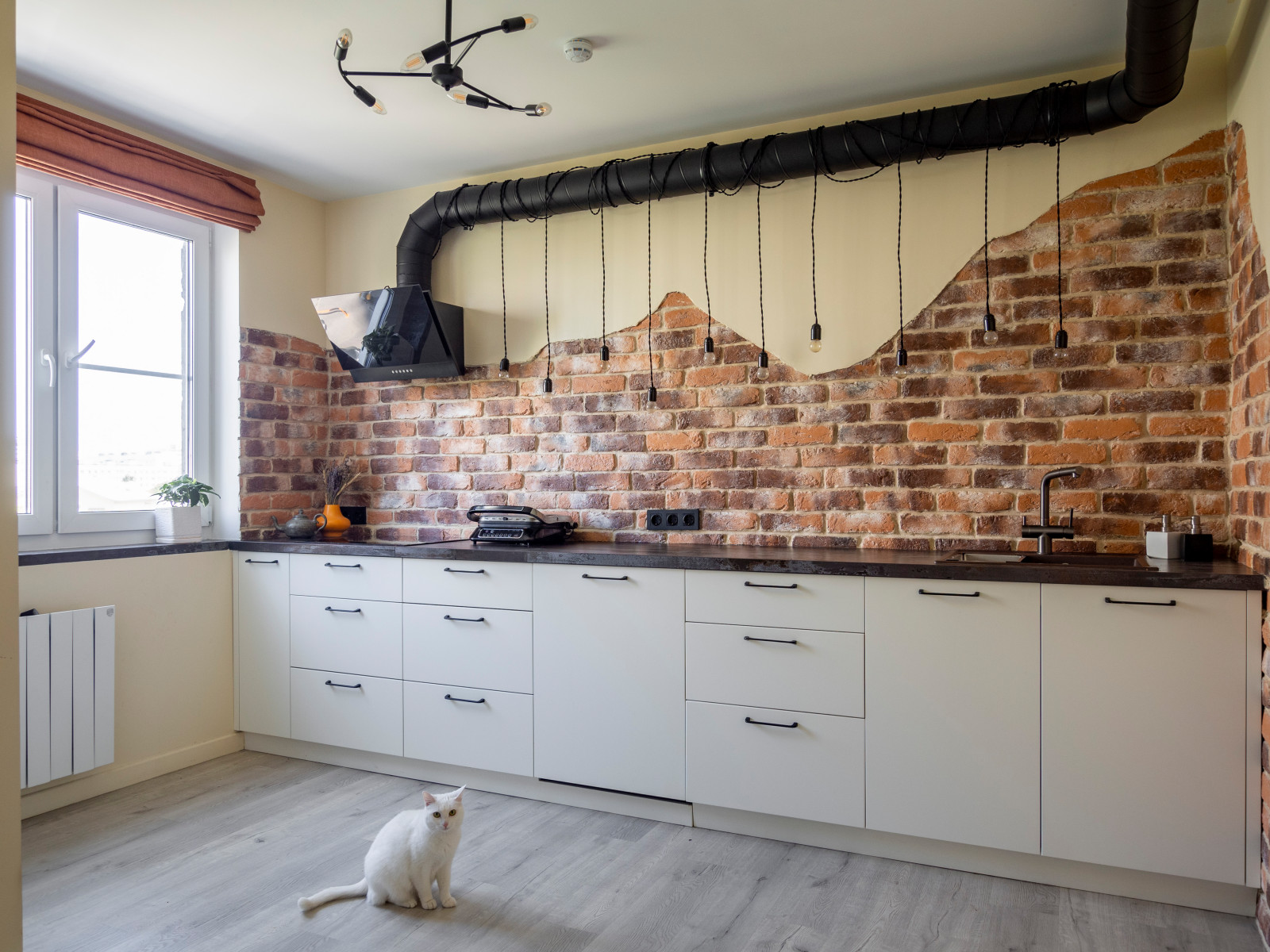 Кухня в стиле неоклассика без верхних модулей